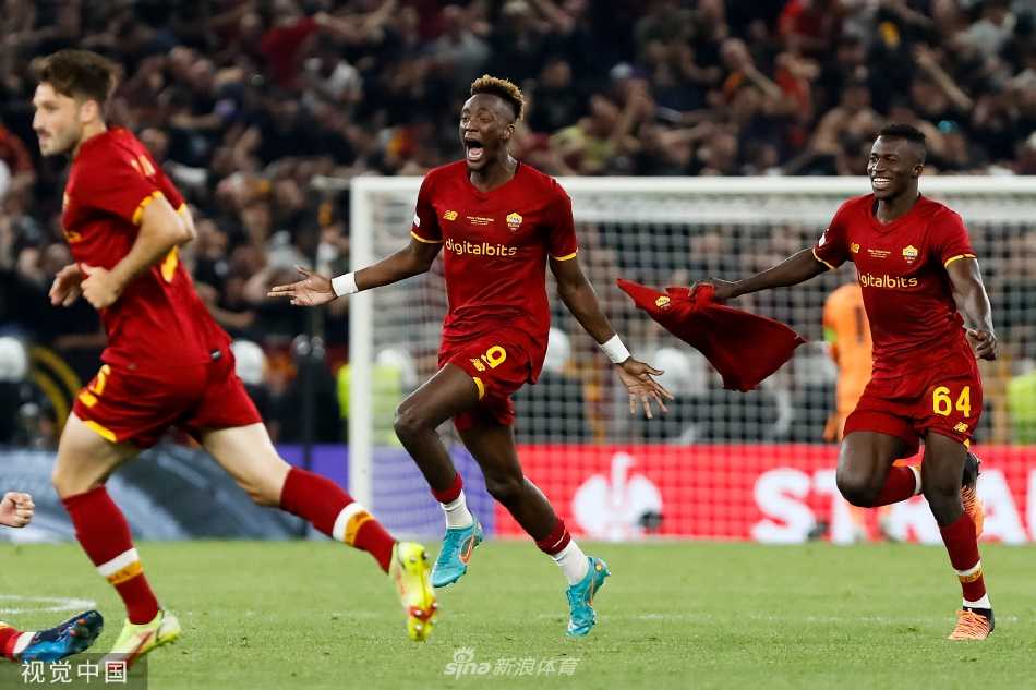 罗马前锋亚伯拉罕与费耶诺德后卫塞内西在比赛中激烈拼抢，两人在空中身体对抗，全神贯注争夺球权，展现了决赛寸土不让的强度。