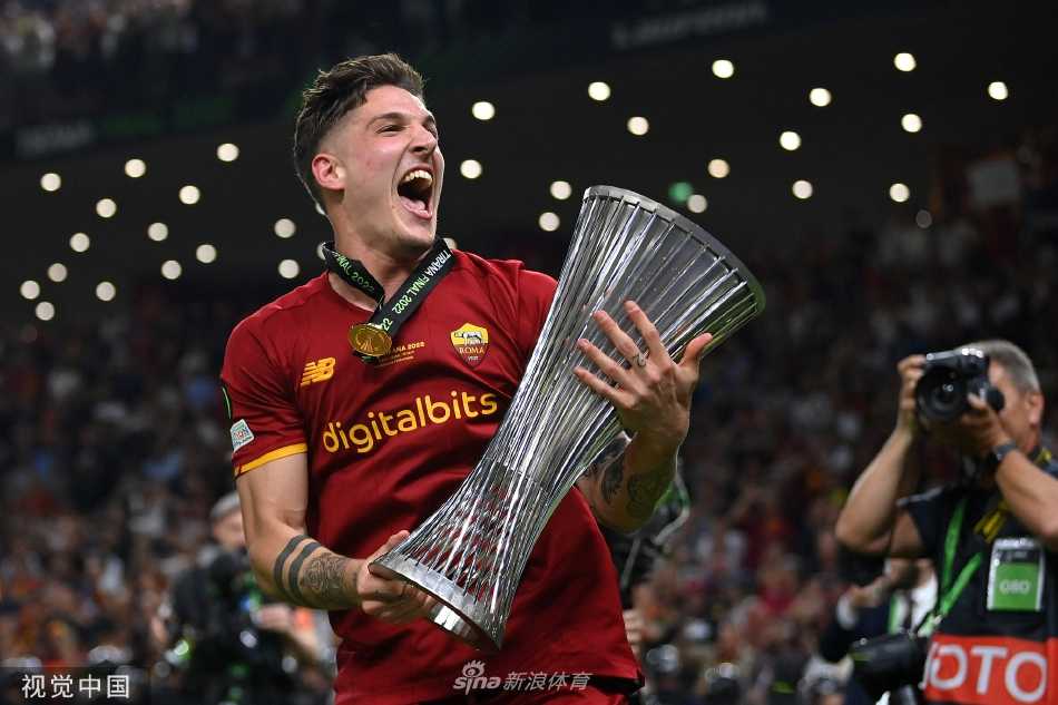 扎尼奥洛进球后与队友斯莫林激情相拥庆祝，斯莫林满脸笑容紧紧抱住这位制造惊喜的年轻功臣，完美的团队协作在此刻凝结成胜利的果实。