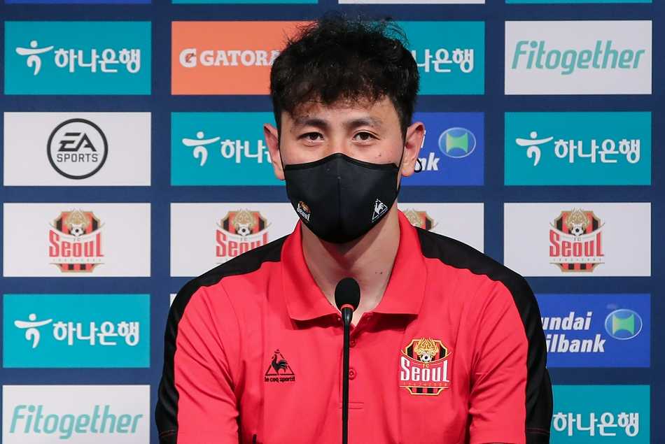 池东沅十年旅欧终归巢 首尔FC发布会尽显游子深情 发布会现场全景,池东沅被记者们层层包围,长枪短炮的镜头对准这位归来的明星,背景墙上巨大的首尔FC队徽格外醒目,见证着这位游子与球队的正式联姻。