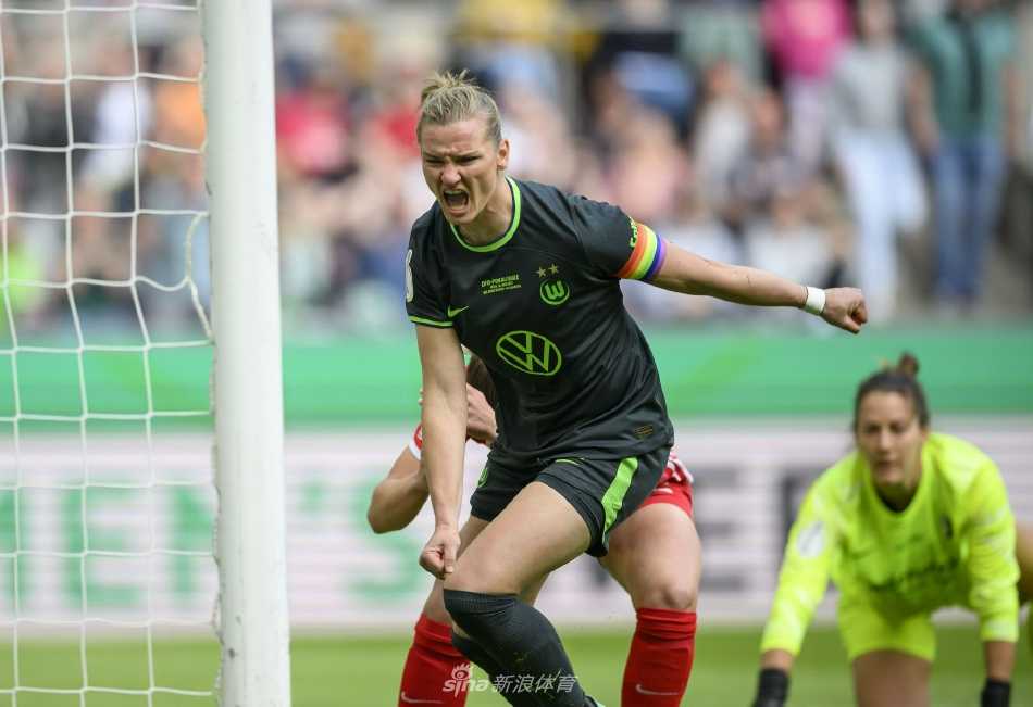 两名沃尔夫斯堡球员在中场默契二过一配合，成功摆脱弗莱堡防守队员的围抢