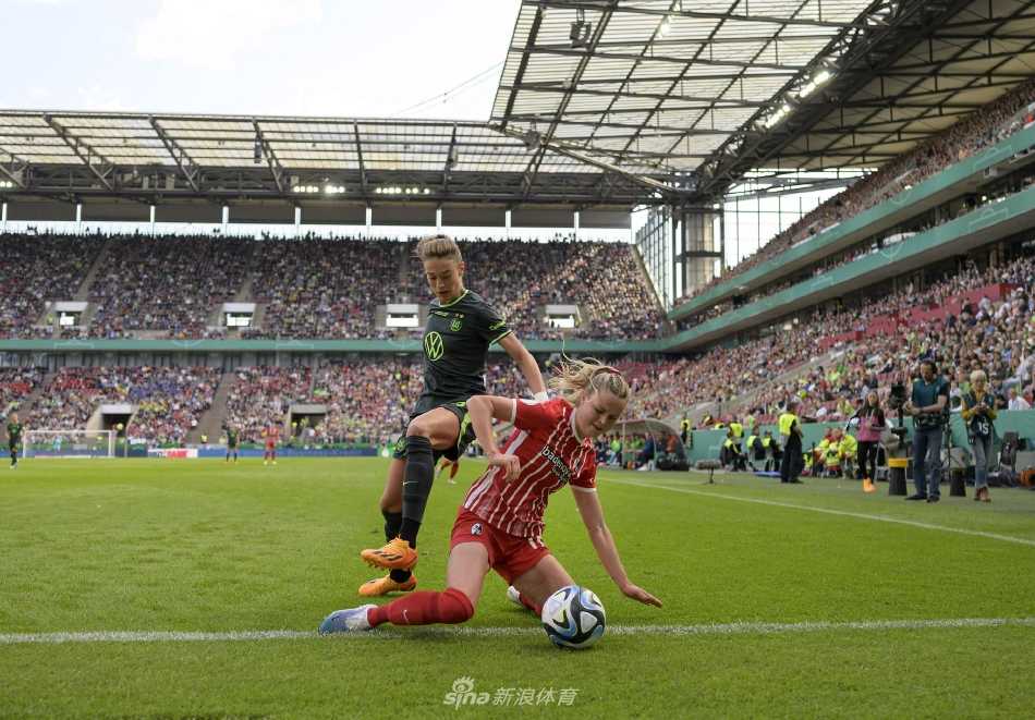 沃尔夫斯堡前锋冷静推射破门瞬间，皮球应声入网，对方门将望球兴叹