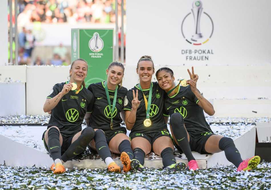 决赛开场前，德国杯奖杯静置于球场中圈的聚光灯下，等待着新一代冠军的到来