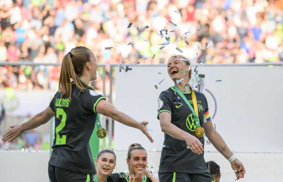 弗莱堡女足球员虽败犹荣，赛后向远道而来的自家球迷鼓掌致谢，场面令人动容