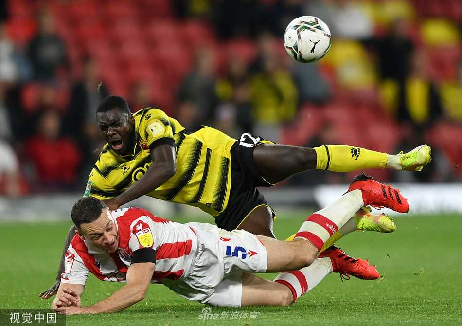 斯托克城门将亚当-戴维斯飞身单掌将球托出横梁，力保球门不失，神态极其专注