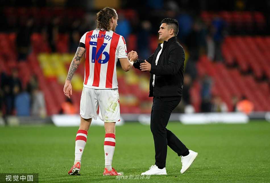 斯托克城替补球员萨姆-克鲁卡斯远射破门后与队友疯狂庆祝，震撼了维卡拉格路球场