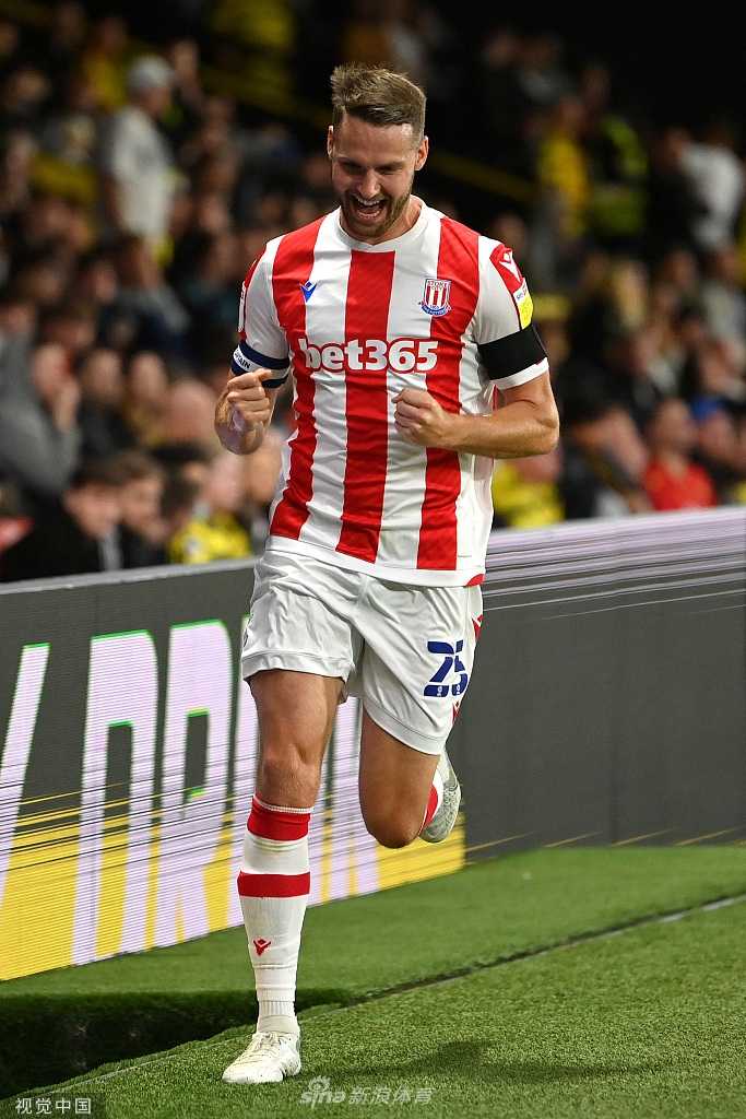 斯托克城球员 Josh Tymon 打入锁定胜局的进球后，全队将士紧紧相拥，庆祝这场来之不易的客场胜利