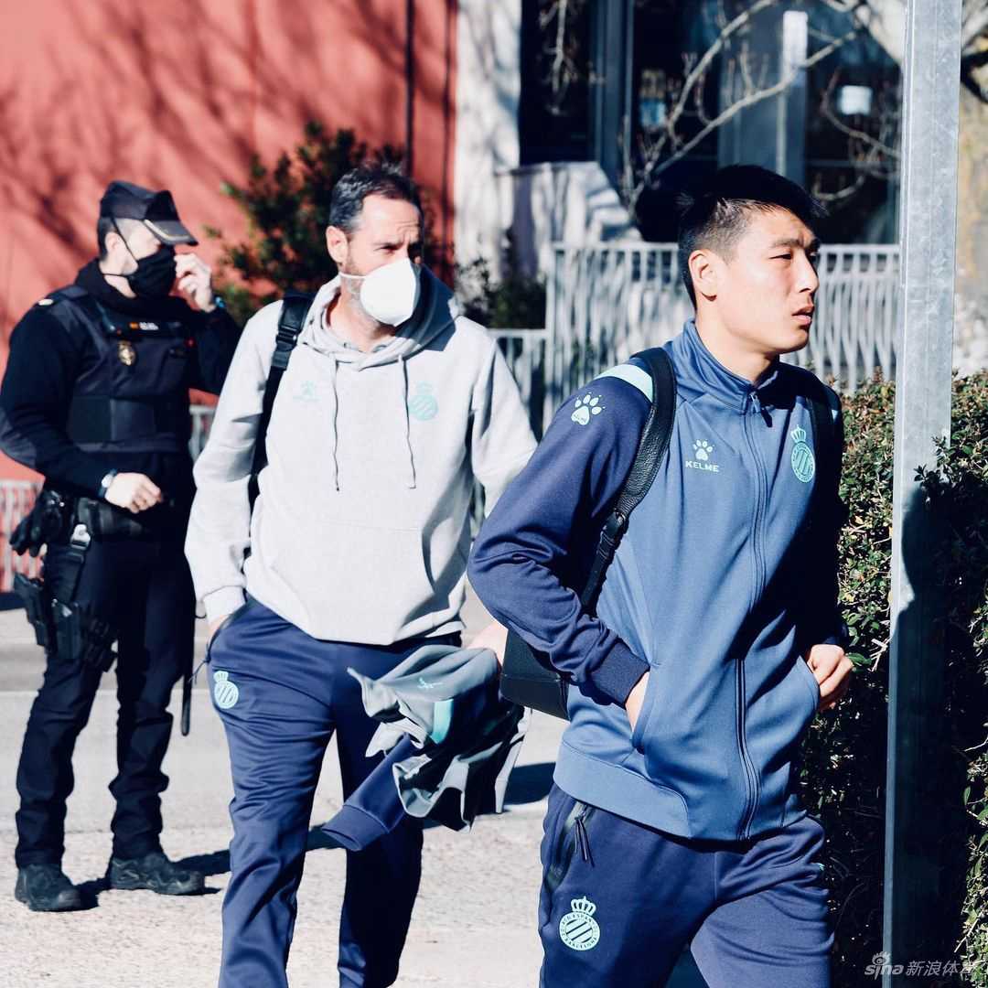 武磊与队友围聚相拥，共同庆祝关键进球，团队情谊闪耀赛场。