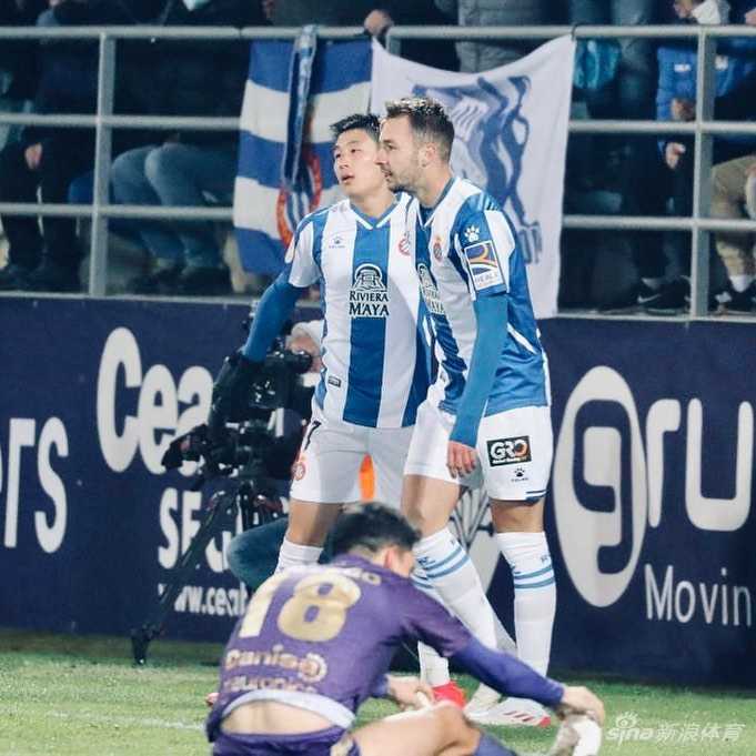 武磊张开双臂在绿茵场上激情奔跑庆祝，终于打破漫长进球荒的瞬间。