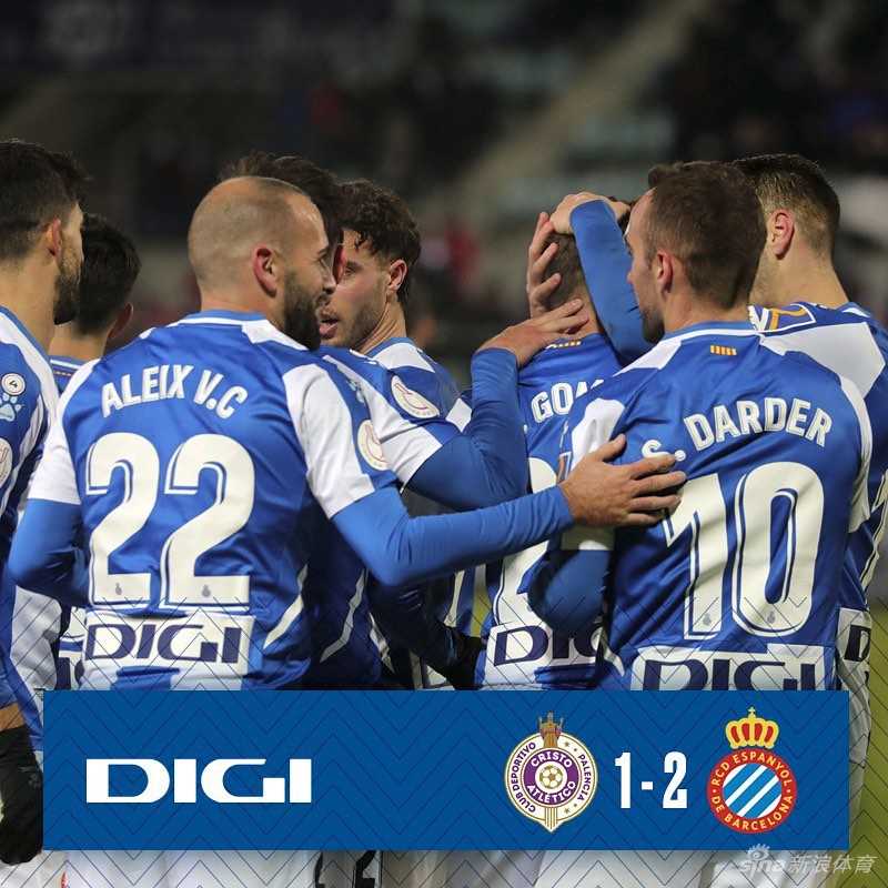 武磊赛后与到场中国球迷亲切合影，脸上洋溢着真挚而温暖的笑容。