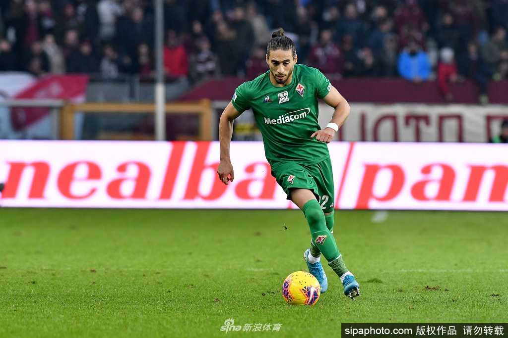 训练基地的大门紧闭，入口处的标识牌静静伫立，仿佛一道无形的防线，将病毒与外面的世界隔绝。往昔球员们进出的喧闹场景不再，只留下空旷的广场和寂静的空气，象征着俱乐部在那个特殊时期所必须采取的封闭与保护措施。