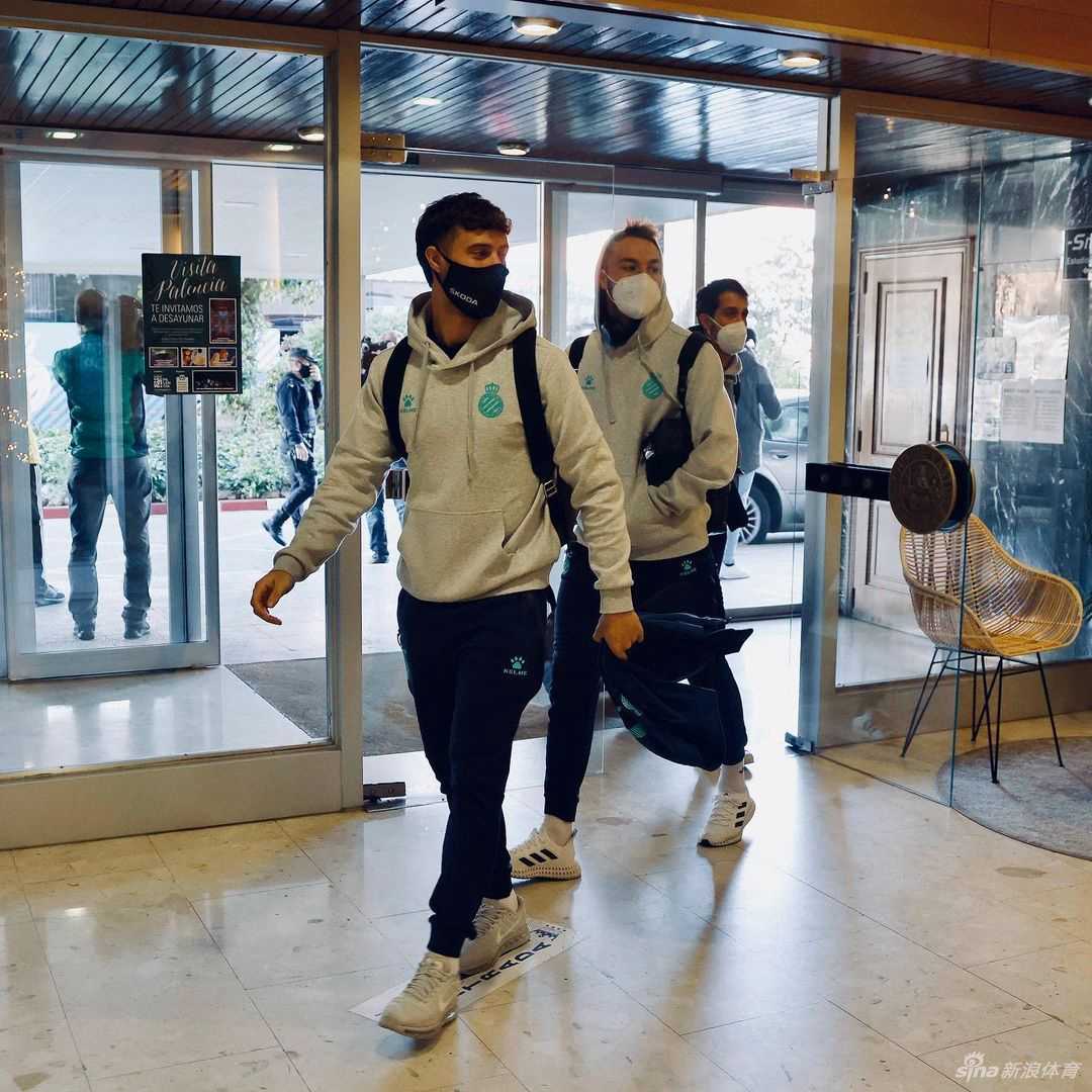 武磊在比赛中心无旁骛，全神贯注紧盯足球的运行轨迹。