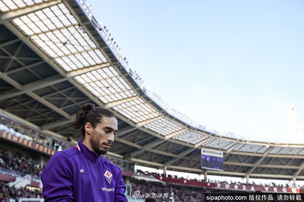 远景下的弗兰基球场，紫色的座椅在看台上勾勒出独特的几何图案。球场内空无一人，只有草坪在初夏的阳光下依然鲜绿，仿佛在倔强地宣告：无论寒冬多么漫长，生命的绿茵终将等来重新奔跑的那一天。