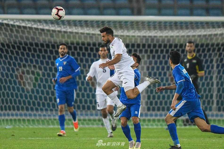 白衣勇士科威特队球员在边路衔枚疾走，如沙漠风暴般试图撕开巴勒斯坦坚固的防线，脚下的皮球仿佛被赋予了生命。