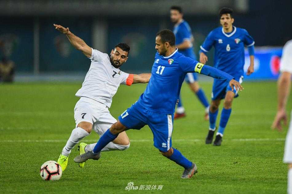 红袍加身的巴勒斯坦铁卫腾空而起，用一记霸气冲天的头球化解危机，他那坚毅的眼神如同守护家园的战士，在空中划出坚固的屏障。