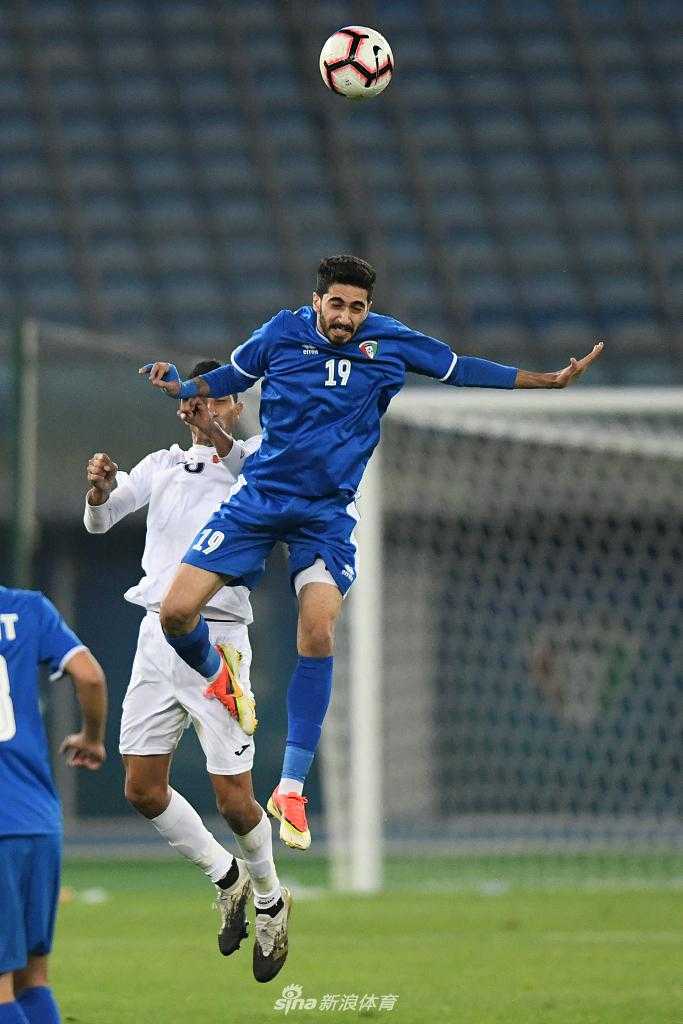 功臣萨利赫·穆罕默德在进球后激情狂奔，他张开双臂如雄鹰展翅，享受着队友们的簇拥与全场欢呼，这一刻，历史被他的脚步改写。