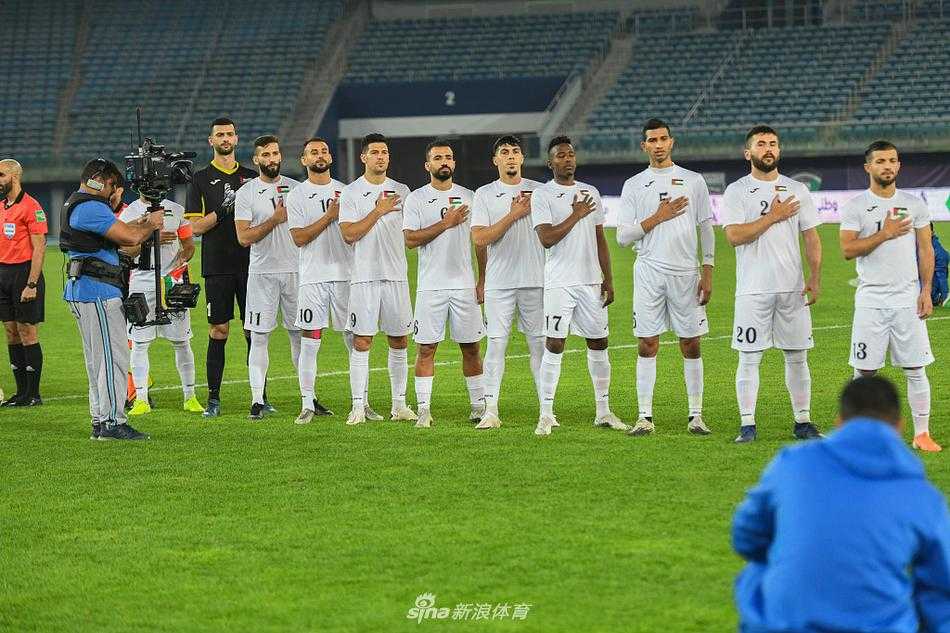失球后的科威特中前场球员眼神中燃烧着不屈的斗志，他们如潮水般发起反扑，每一次传球和跑位都带着誓要扳平比分的渴望。