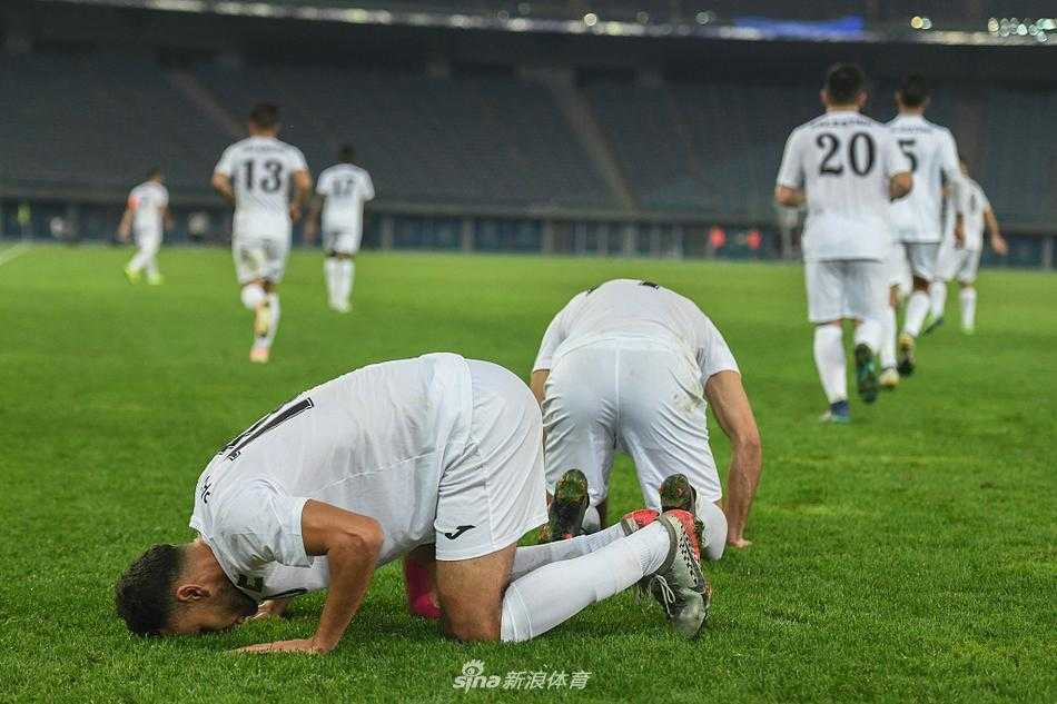 终场哨响，红白两队球员友好地交换球衣并相互致意，胜者没有狂喜，败者没有气馁，唯有英雄相惜的温暖拥抱定格在科威特的夜空下。