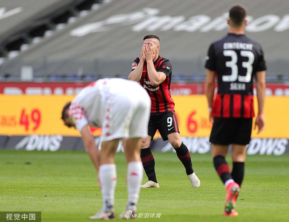 比赛结束后，法兰克福的球员们神情复杂地相互致意，有的叉腰低头，有的目光呆滞，他们深知这场平局让争夺欧冠席位的形势变得更加严峻。
