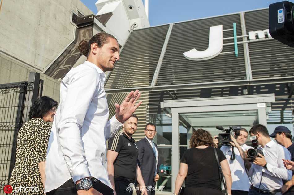 镜头捕捉下他身着尤文球衣的特写，背景虚化成黑白条纹，眼中满是星辰大海，这一刻宣告着法兰西中场的全新征途。