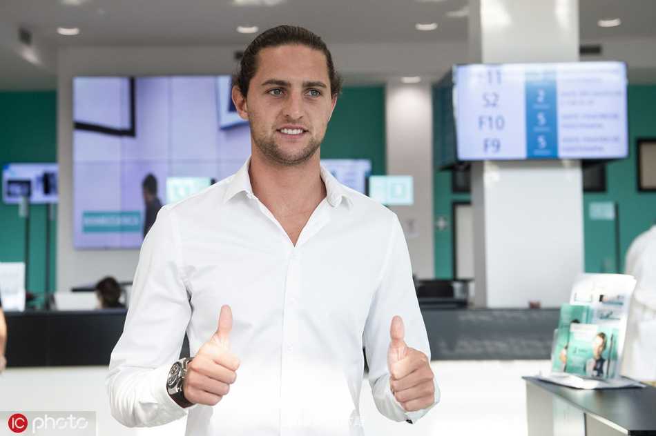 都灵城的维尔萨克罗训练基地，拉比奥与尤文图斯吉祥物斑马趣味互动，轻松的笑容预示着新环境的融洽与接纳。