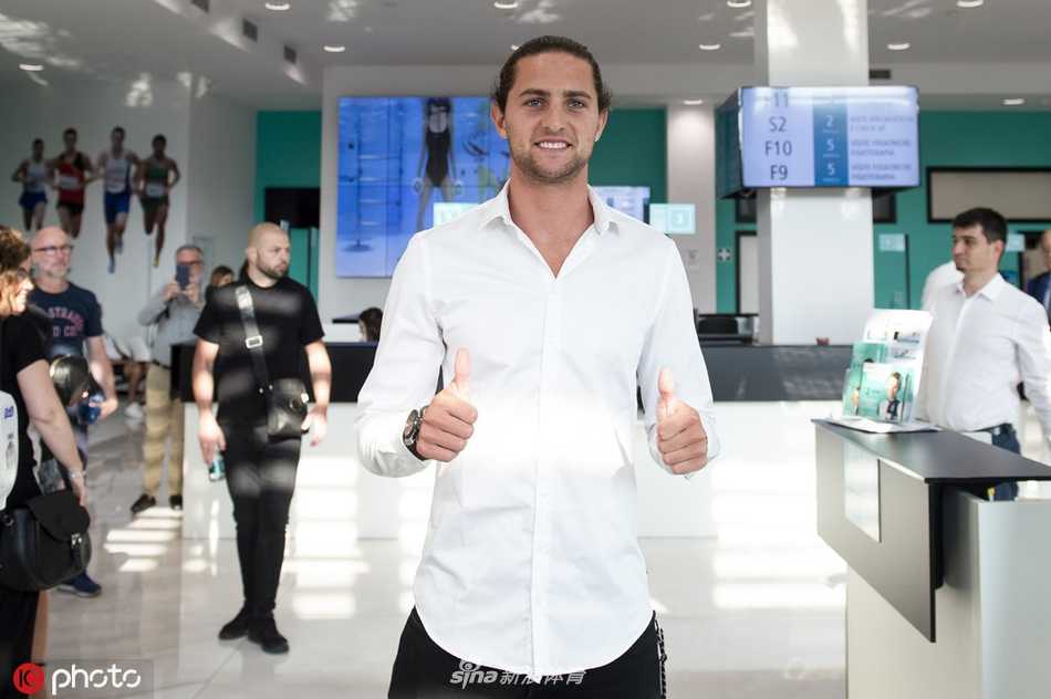 亮相仪式尾声，拉比奥举起黑白围巾向四方看台致意，那一刻他不再是大巴黎的追风少年，而是都灵城的新任宠儿。