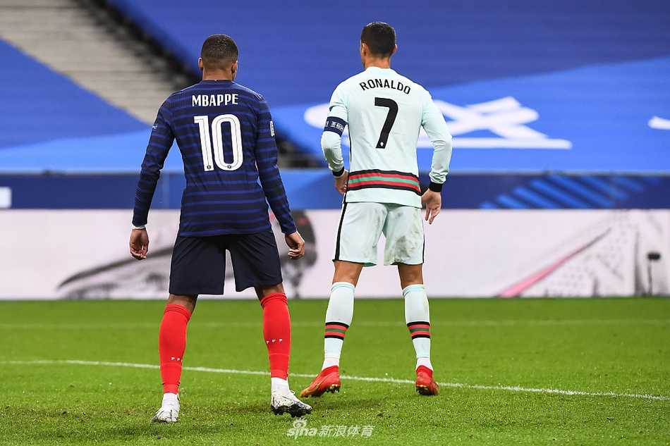 葡萄牙门将帕特里西奥化身红色城墙，他舒展身体单掌将姆巴佩近在咫尺的挑射拒之门外，姆巴佩脸上写满了难以置信，背景里看台上稀疏的球迷正为此幕起立喝彩。