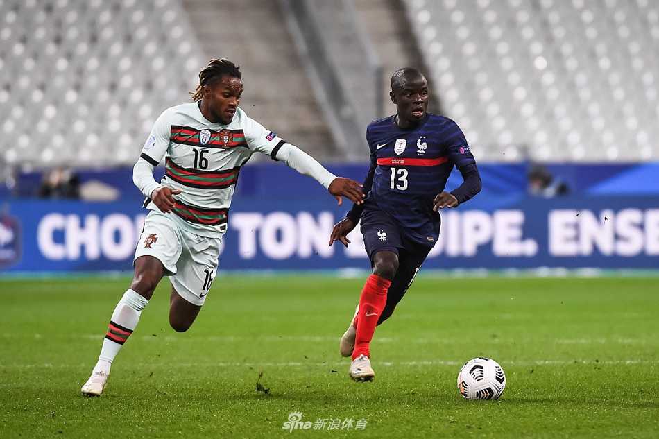 葡萄牙老将佩佩鱼跃冲顶破门后，振臂高呼的狂喜瞬间与看到边裁举旗后的失落形成鲜明对比，他双手抱头，身旁的法国后卫金彭贝则长舒一口气。