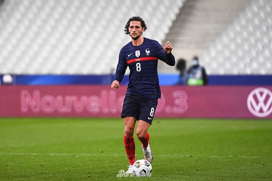 比赛最后时刻，C罗在禁区内拔脚怒射，足球如炮弹般飞向球门，但法国队长洛里斯用指尖改变了它的轨迹，两人在电光火石间的直接对话，成为了这场平局最震撼的注脚。