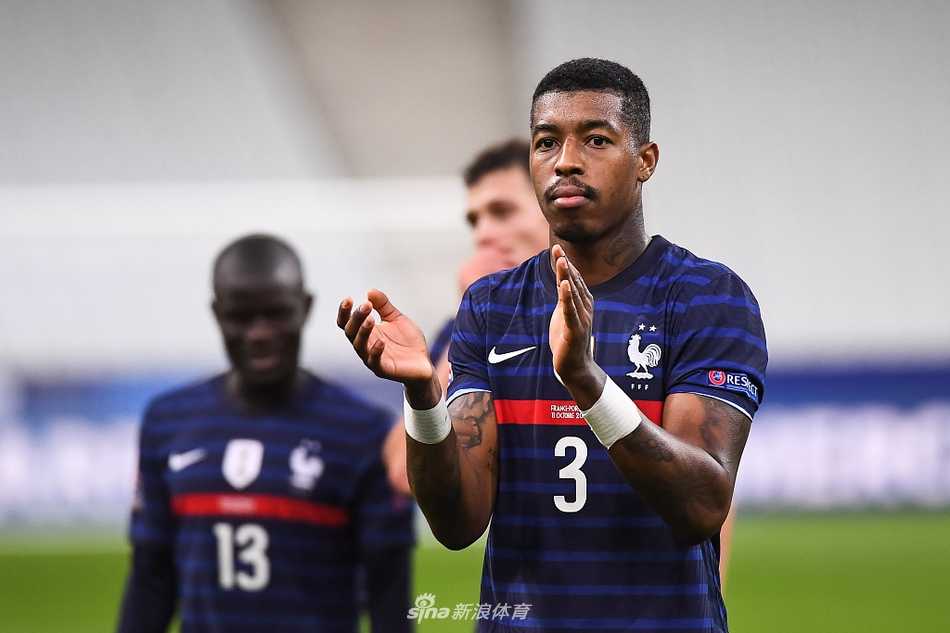 法国中场核心博格巴面对葡萄牙球员的多人包夹，依然闲庭信步般地护球，他那充满力量感的身躯和不屈的眼神，展示着世界冠军中场的自信与霸气。