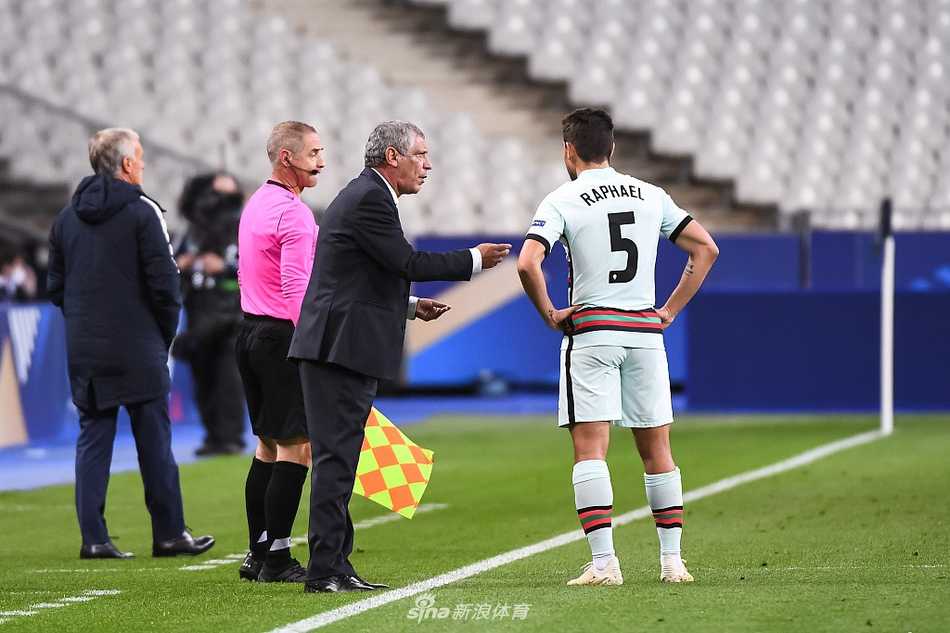 终场哨响，格列兹曼与C罗互换球衣，两人赤裸着上身相视一笑，拥抱致意。在激烈的90分钟对抗之后，这两位世界顶级球星用这种方式表达了对彼此的尊重。