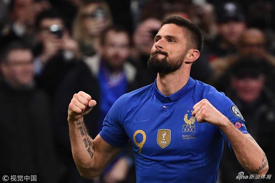 姆巴佩在严密防守中送出写意插花脚传球，灵性十足的技术让全场球迷如痴如醉