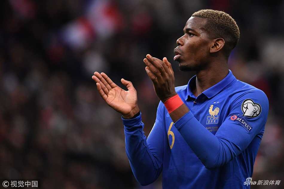 博格巴赛后双手指天鼓掌致谢球迷，温情互动彰显世界冠军的谦逊与感恩