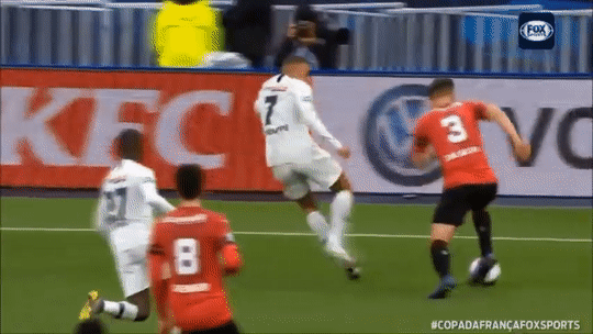 加时赛最后一刻，心态失衡的姆巴佩一脚蹬踏雷恩球员支撑腿，对手痛苦倒地的瞬间，主裁判果断鸣哨指向罚出场外。