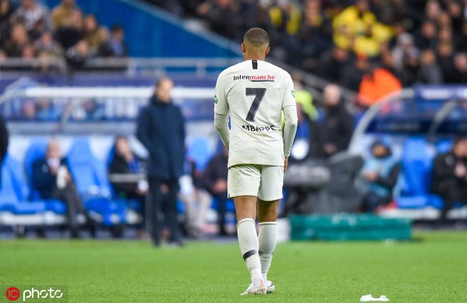 染红后的姆巴佩在队友的陪伴下低头走向场边，法兰西大球场的灯光将他的影子拉得很长，留下一个孤独而懊悔的背影。