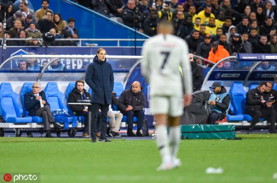 雷恩球员围住主裁判，愤怒地投诉姆巴佩的暴力犯规，场边担架队迅速进场，气氛紧张得令人窒息。