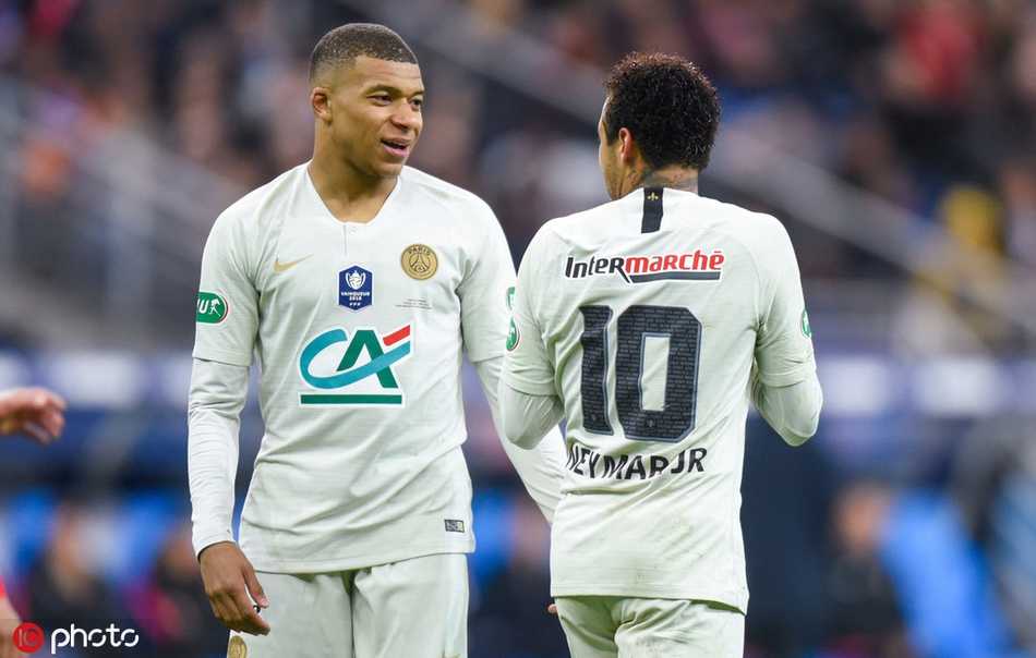 内马尔在赛后与看台上的雷恩球迷发生口角，他伸手试图推开对方，脸上写满了愤怒与不甘。