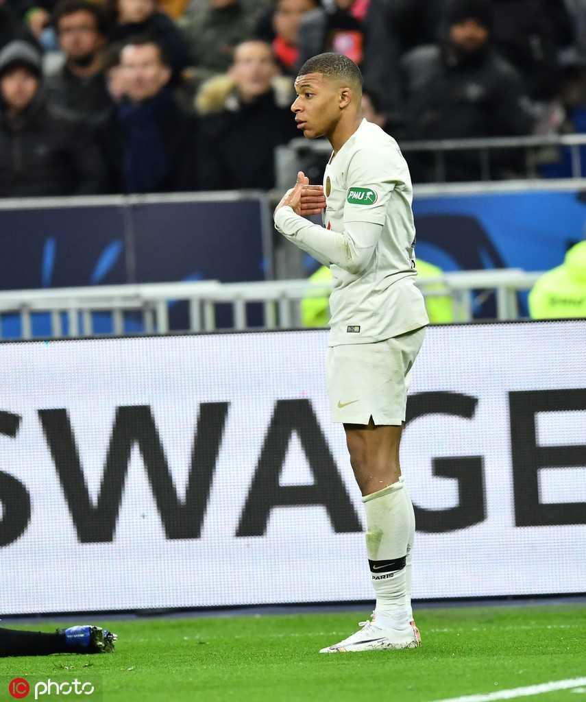 点球大战失利后，恩昆库掩面倒地，身旁的队友维拉蒂弯腰安慰，整个巴黎禁区前弥漫着绝望的气息。