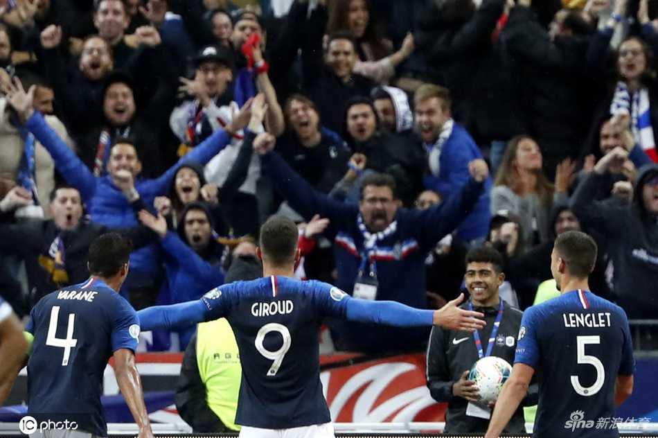 姆巴佩如离弦之箭般启动，他轻盈的步伐几乎要摆脱防守，但土耳其后卫用一次果断的铲球将危机扼杀在禁区边缘