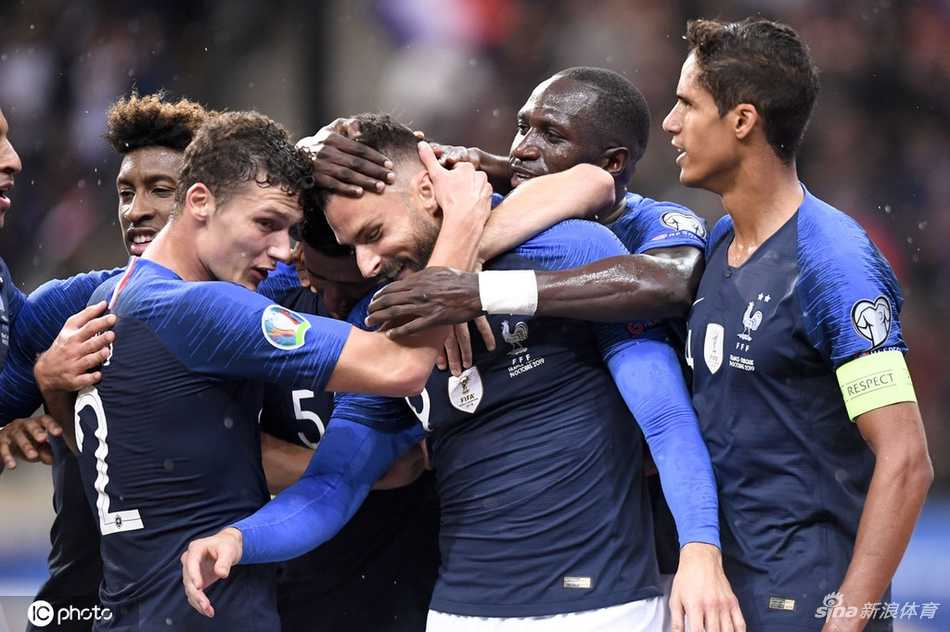 法兰西大球场的灯光如昼，映照着格里兹曼紧蹙的眉头和土耳其人钢铁般的防线，空气里弥漫着胶着的火药味