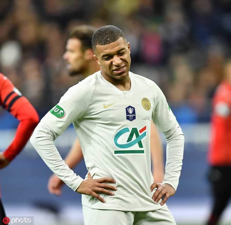 颁奖仪式上，雷恩球员高举法国杯疯狂庆祝，背景中巴黎球员神情落寞地走过领奖台，形成了极具冲击力的对比。