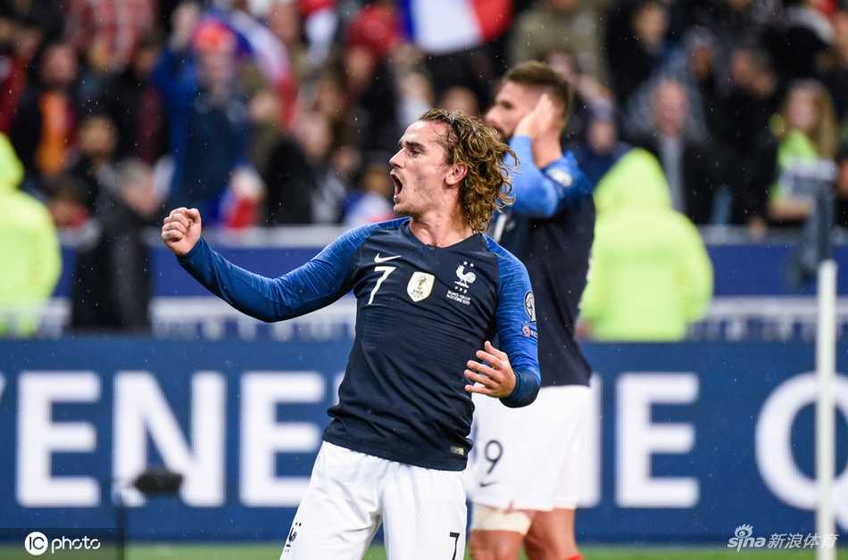 恰尔汉奥卢主罚任意球瞬间，他身体舒展，皮球在空中画出一道诡异的弧线，禁区内的艾汉高高跃起准备头球攻门