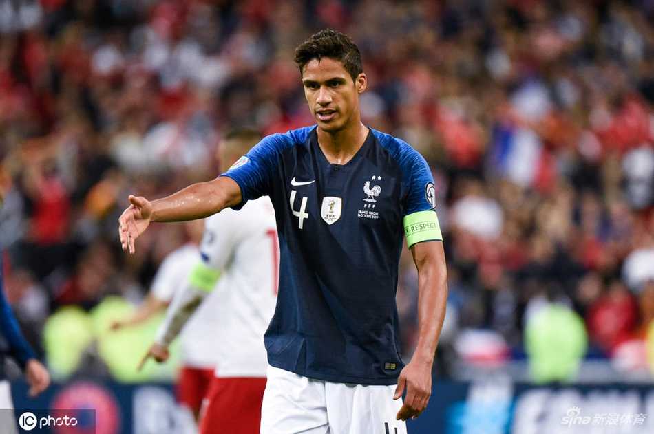 终场哨响后，博格巴双手叉腰站在草坪上，眼神中透露着不甘，而土耳其球员则相互拥抱庆祝这来之不易的平局