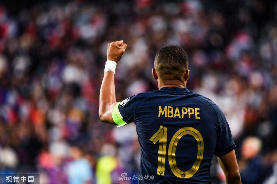 姆巴佩主罚点球瞬间，目光坚定凝视球门，法兰西体育场数万观众屏息以待