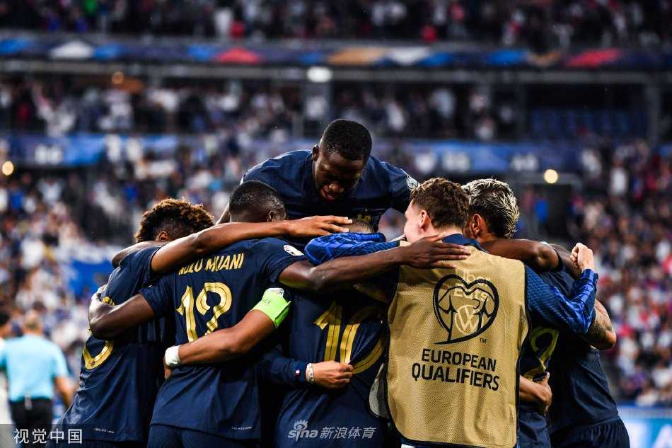 格列兹曼禁区内遭侵犯倒地，裁判手指点球点，希腊球员围拢申诉