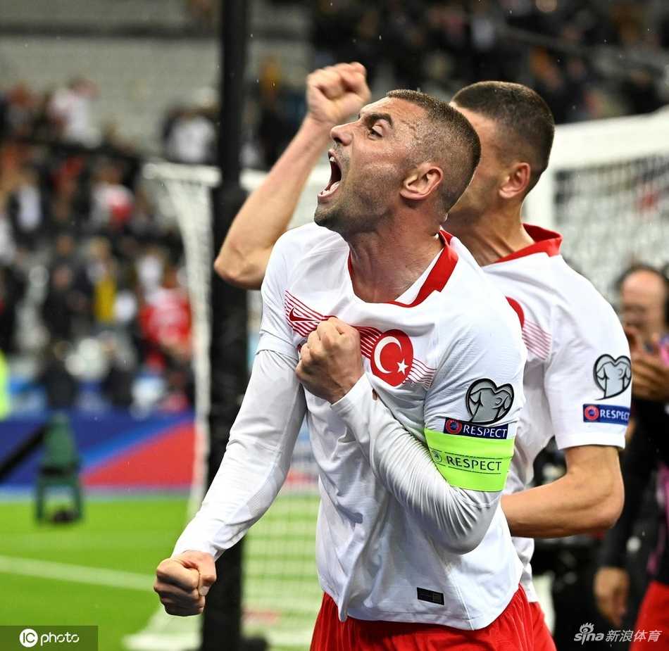 比赛结束后的记分牌特写，红色的1-1比分在夜幕下格外清晰，它无声地诉说着这场平局背后的故事