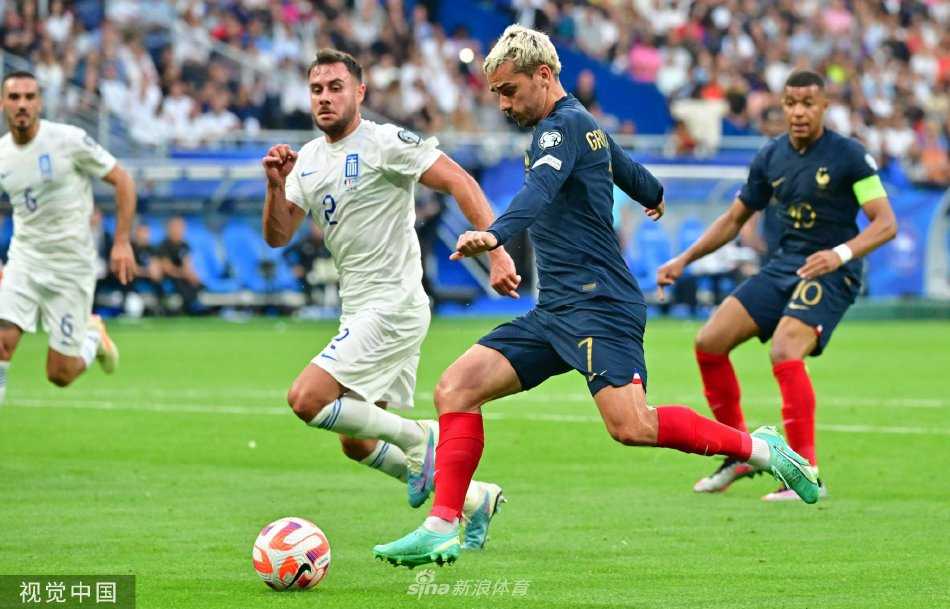 希腊球员马夫罗帕诺斯红牌离场，背影落寞走向场边