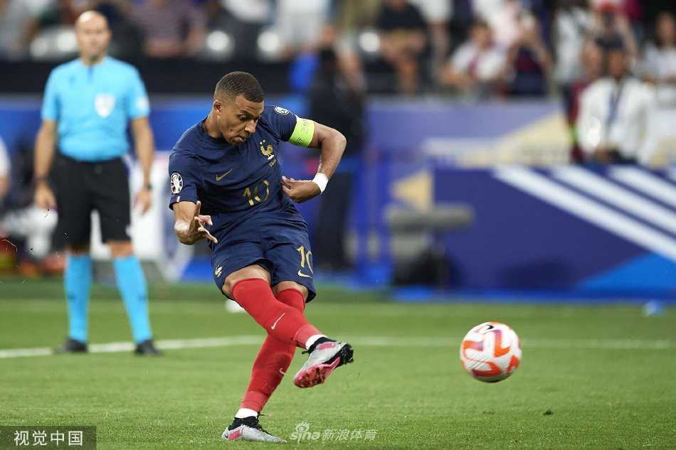 比赛全景，法兰西体育场灯光如昼，座无虚席，气氛热烈