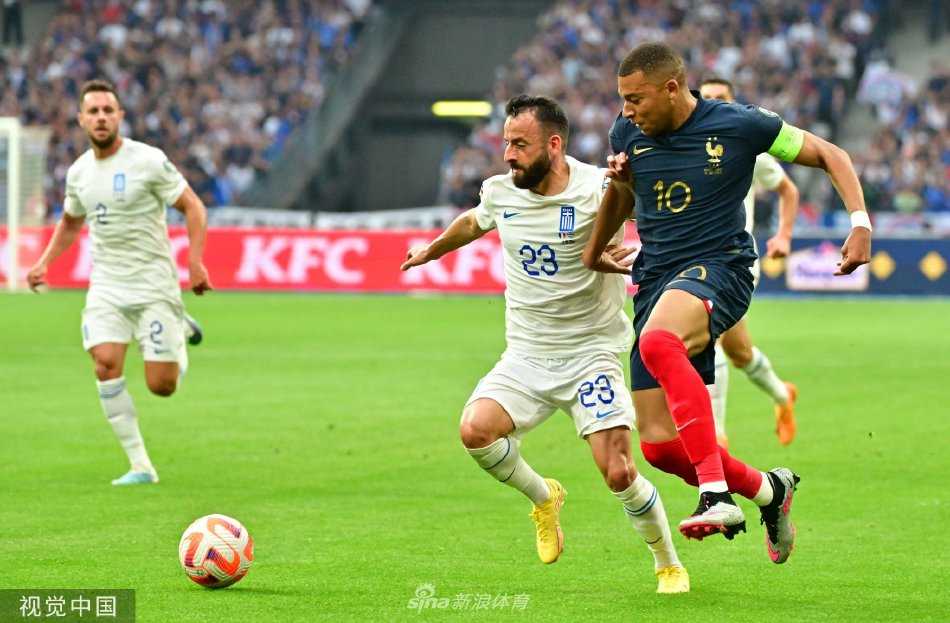 姆巴佩在比赛中带球突破，两名希腊防守球员左右夹击