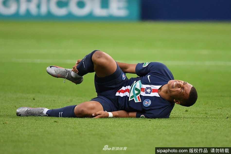 镜头聚焦在姆巴佩肿胀的右脚踝上，在白色球袜的映衬下，受伤部位的红肿格外刺眼，仿佛在无声地诉说着那次碰撞的惨烈，也宣告着巴黎圣日耳曼欧冠征程将迎来一场没有核心的硬仗。