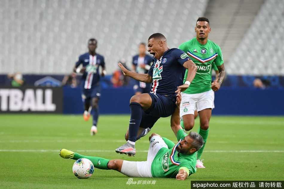 姆巴佩坐在替补席上，右脚被蓝色的医疗护具严密包裹，他眉头微蹙，目光望向球场，眼神中满是无法上场的落寞与对球队未来的担忧，身旁的队友们也神情凝重，整个替补席笼罩在一种压抑的氛围中。